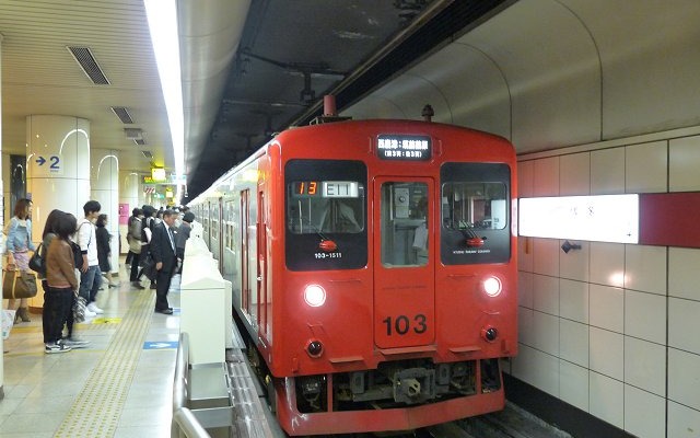福岡市地下鉄空港線～筑肥線で運行されている列車（写真の車両はJR九州）。12月の金曜深夜は臨時列車の運行により終列車を繰り下げる。