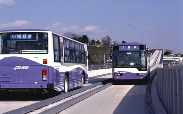 「新交通システムとバスを足して2で割った」乗り物が登場