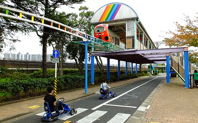今井児童交通公園で足踏み式ゴーカートやレインボーサイクルに乗る子どもたち