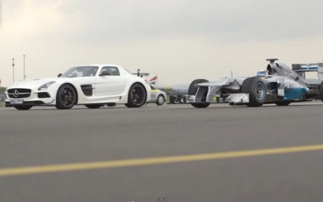 メルセデスベンツSLS AMGクーペ ブラックシリーズとF1マシンの加速競争映像を公開した英『Auto Express』