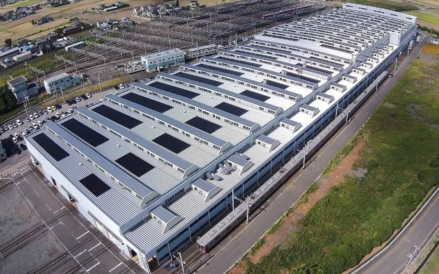 南栗橋車両管区の工場棟。屋根に4720枚の太陽光パネルが設置され、このほど東武南栗橋太陽光発電所として発電を開始した。