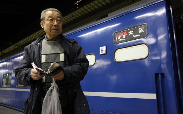 「レイルウェイ・ライター」種村直樹さんが11月6日に死去。写真は東京～大阪間を結んでいた寝台急行『銀河』を取材中の種村さん。（2008年3月）