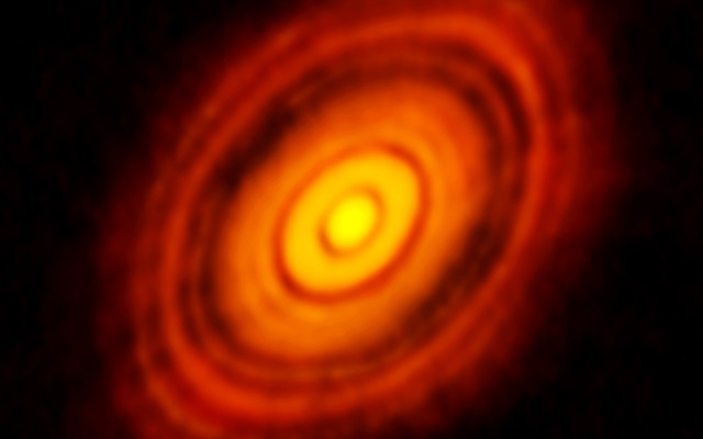 アルマ望遠鏡が観測したおうし座HL星の周囲の塵の円盤