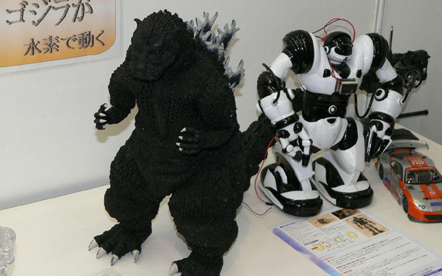 東京湾岸にゴジラ上陸!? …水素 燃料電池展