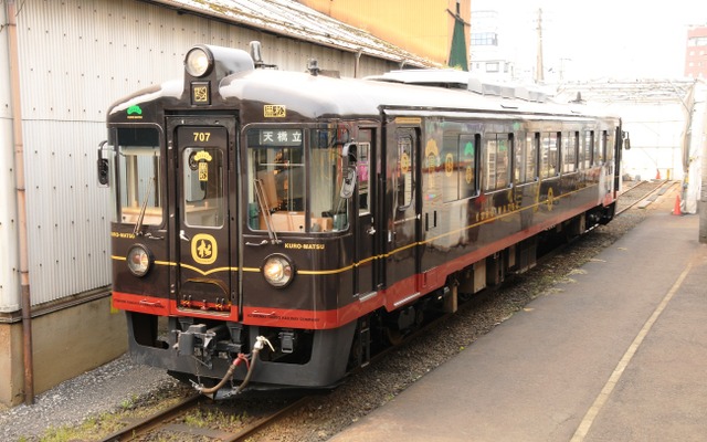 レストラン列車『丹後くろまつ号』は12月5日からルートと時刻を変更する。写真は『丹後くろまつ号』で運用されているKTR700形のKTR707「くろまつ」。