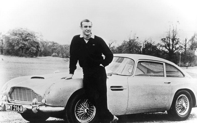 オリジナルのボンドカーが190万ドルで落札