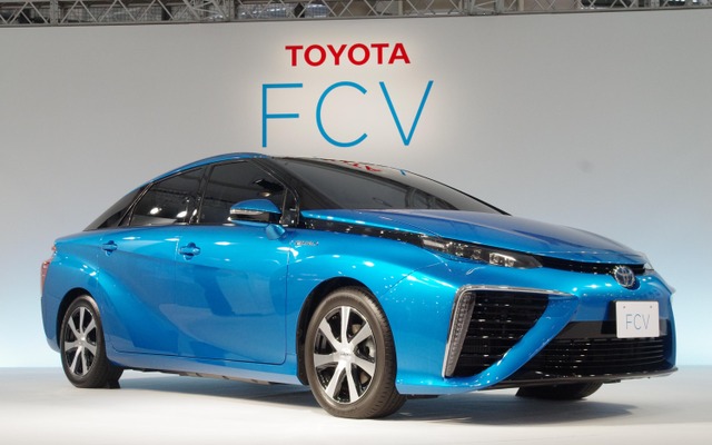 トヨタ セダンタイプの新型燃料電池自動車（FCV）