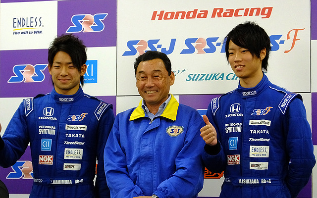 左から上村優太選手、中嶋悟校長（元F1ドライバー）、石坂瑞基選手