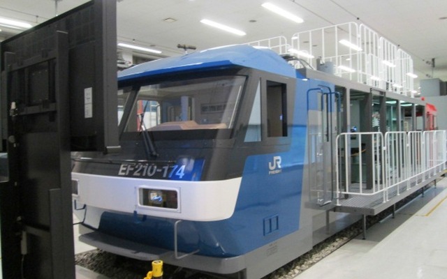 JR貨物は新型の運転シミュレーターを2台導入。写真はEF210形のモックアップを使ったシミュレーターで、運転室のほか機器室の一部が再現されている。