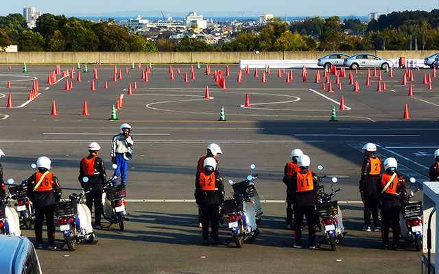 鈴鹿サーキットの東側にある交通教育センターは自動車教習所とは違った独特の雰囲気。その向こうには伊勢湾や知多半島も見える