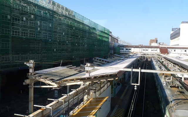 越後線の線路切替工事は、新潟駅とその前後の線路を高架化する連立事業の一環として行われる。写真は高架化工事が進む新潟駅構内。
