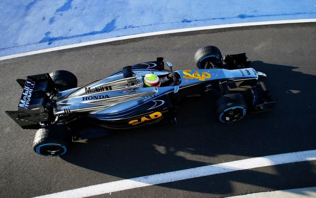 11月14日（現地時間）、英国シルバーストン・サーキットで初走行するマクラーレン・ホンダチームのF1マシン