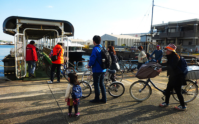 千葉港から自転車を船に載せ、浦安までのクルージングを楽しむ人たち