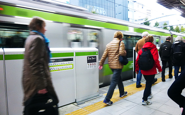 原宿駅に11月初旬に設置されたホームドア（可動式ホーム柵）