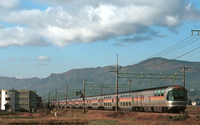 JR東日本のE26系客車。通常は上野～札幌間の臨時寝台特急『カシオペア』で運用されているが、年末年始は東北ツアーの団体臨時列車で運用される。