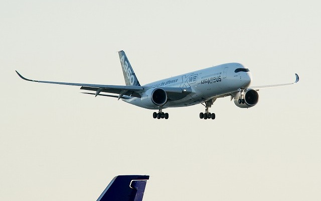 羽田空港のA滑走路（34L）に進入してくるエアバスA350 XWB。