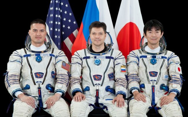 ISS第42次／第43次長期滞在クルー（左から）テリー・バーツ宇宙飛行士、アントン・シュカプレロフ宇宙飛行士 、サマンサ・クリストフォレッティ宇宙飛行士（出典：JAXA／GCTC）