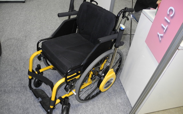 イー・アームが展示したレバー式車いす