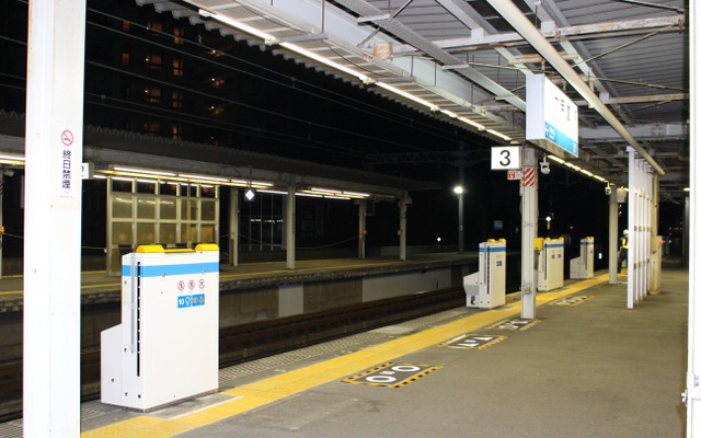 JR西日本は12月13日から六甲道駅で昇降式ホーム柵を試行運用すると発表。写真は設置工事が始まっている六甲道駅のホーム