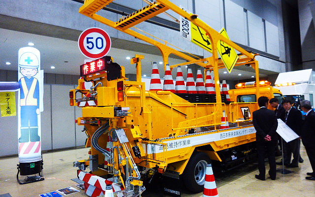 西日本高速道路メンテナンス九州の標識搭載型ラバーコーン自動設置回収車「ロボコーン」（ハイウェイテクノフェア2014）