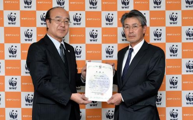 WWFジャパン樋口隆昌事務局長（左）より感謝状を受け取る横浜ゴム取締役常務執行役員の森田史夫