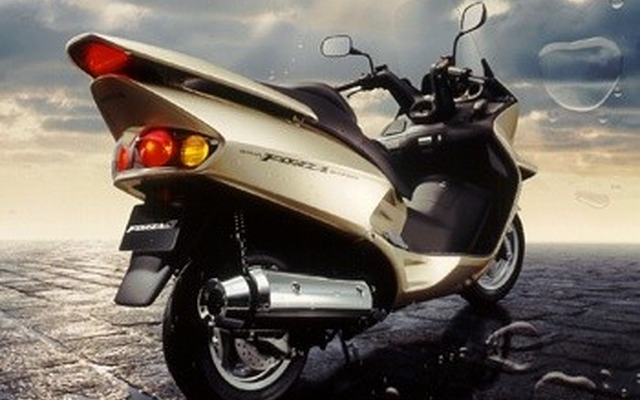 ホンダ、600ccエンジンの世界最大級スクーターを発売
