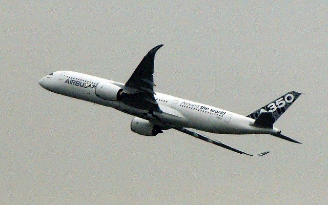 関係者を乗せた試乗フライトのために羽田を離陸したエアバスA350XWB。離陸は遠すぎて撮影に適さないD滑走路だった。