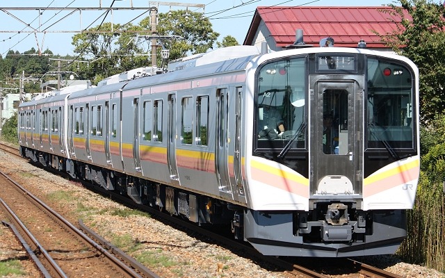 新潟地区に導入されるE129系の展示会が11月30日に県内3駅で開催される。写真は信越本線で試運転中のE129系。