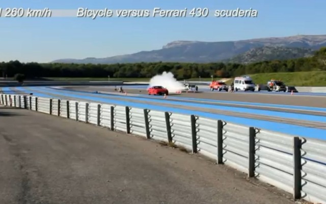 ロケットエンジン付き自転車とフェラーリ F430 スクーデリアの加速競争