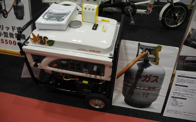 山岸産業が開発したハイブリッド式非常用小型発電機「HYB5500L」