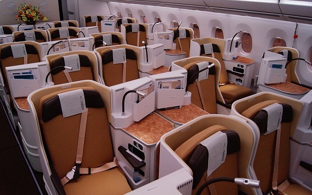機体前方に設置されたビジネスクラス。1＋2＋1の横4列配置。