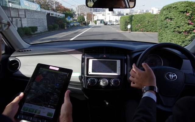 インストラクターの同乗のもと、エコドライブにチャレンジ