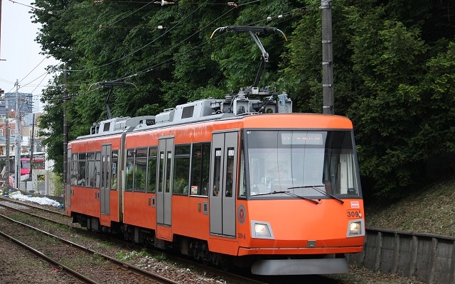 東急世田谷線は12月と1月の世田谷ボロ市にあわせ列車を増発する。写真は若林～松陰神社前間を走る世田谷線の電車。