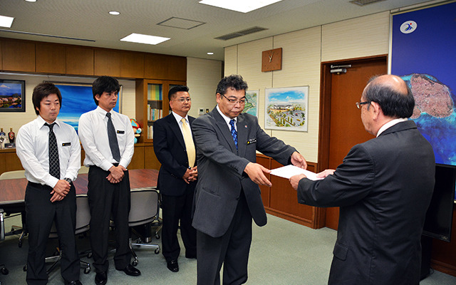 宮古島市に新たに設置された観光試練課。その辞令交付式が11月26日に実施された