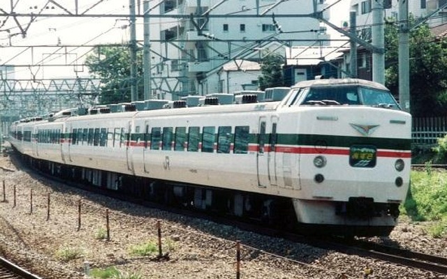 登場時は183系に施された「グレードアップあずさ色」。