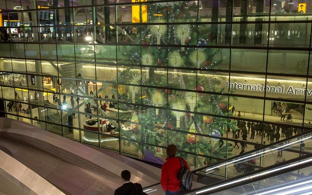 ロンドン・ヒースロー空港、ツイートで光るクリスマスツリーが登場
