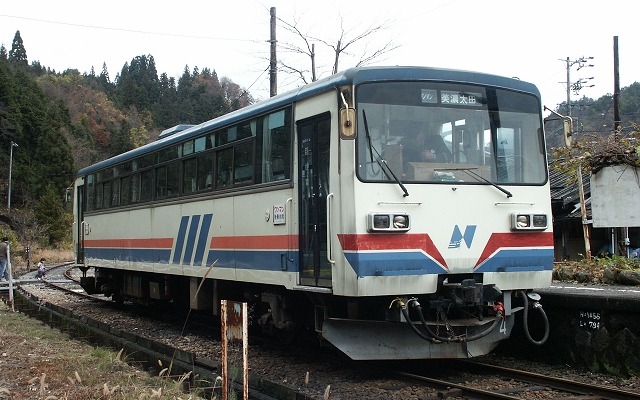 長良川鉄道の開業時に導入されたナガラ1形が12月23日限りで引退することが決まった。写真は既に廃車済みのナガラ1形ナガラ4（2006年）。現在残るナガラ10とは側面のデザインが異なる。