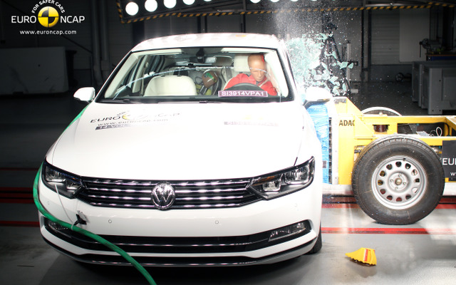 ユーロNCAPの VW パサート 新型の衝突テスト