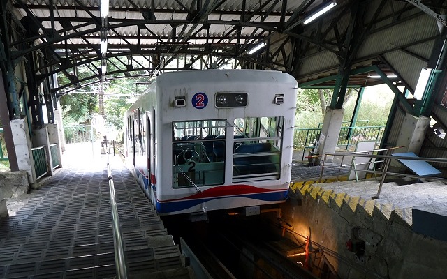 叡山ケーブルは本年度も冬季運休を実施するが、正月の特別運転は実施する。写真はケーブル比叡駅で発車を待つ叡山ケーブルのケーブルカー。