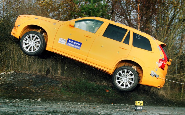 ボルボ XC90 新型のクラッシュテスト