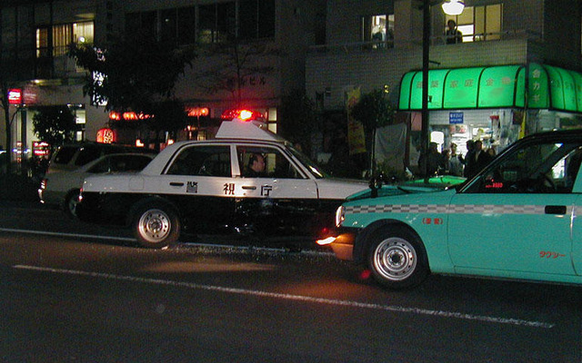 Uターンのパトカーと、直進のタクシーが衝突