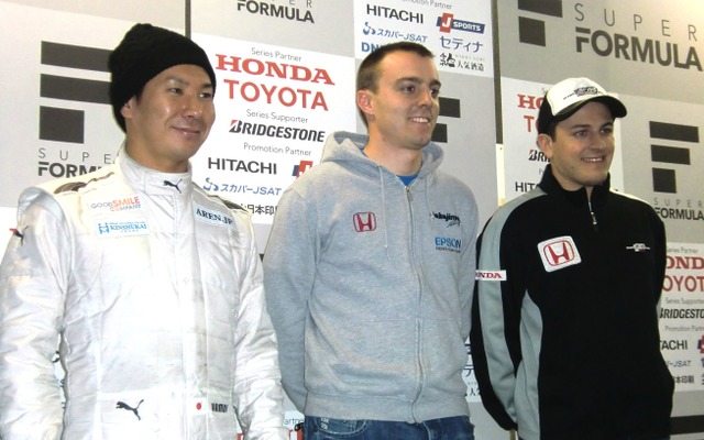 セッション後の会見に臨んだ小林可夢偉（左）。中央はバゲット、右はライマー。