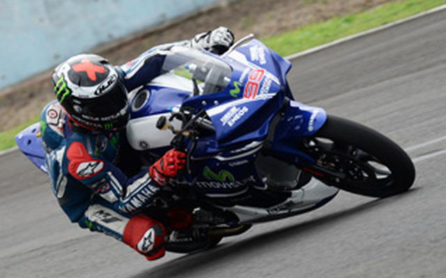 ロレンソ選手がYZF-R25での走行を披露