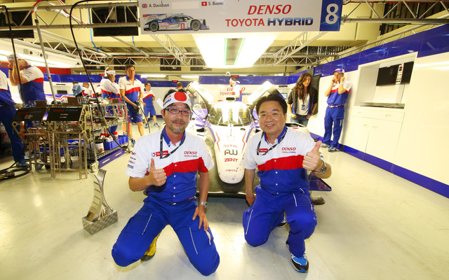 最終戦のレース後の記念撮影。チーム代表の木下美明（右）、マシン開発を統べる村田久武の両氏。