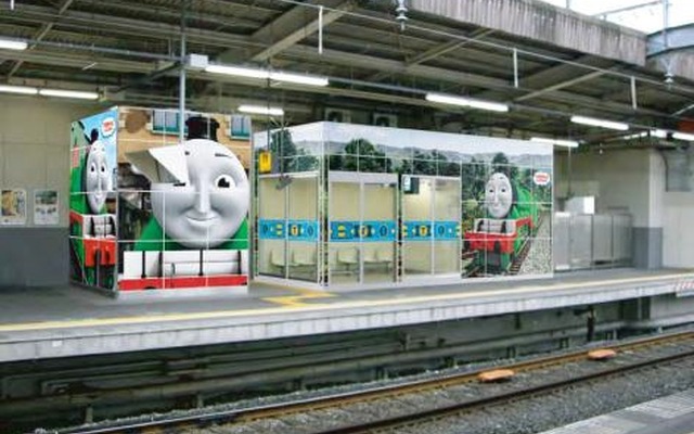 京阪電鉄は交野線と大津線で「トーマス」ラッピング車の運転開始にあわせたスタンプラリーを実施する。写真は「トーマス」キャラクターの装飾が行われる交野線の駅のイメージ。