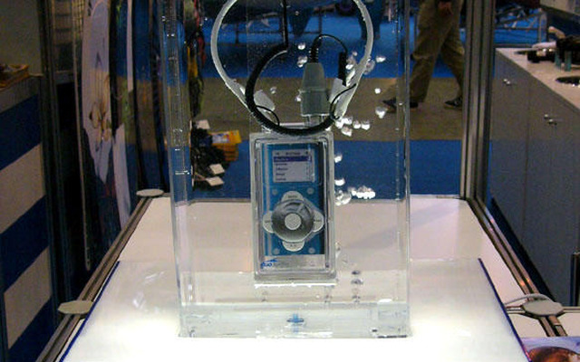 【東京ボートショー06】水深3メートルで iPod を聴く