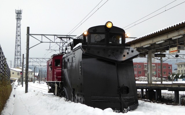 弘南鉄道は弘南線、大鰐線の両線でラッセル車の試運転を実施。写真は弘南線弘前駅構内に停車中のキ104