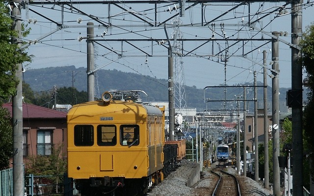 伊豆箱根鉄道は来年1月9日、車両の定期検査・整備に伴う車両輸送のため大雄山線の一部列車を運休する。写真は大雄山線で使われている事業用車両のコデ165形（手前左）。