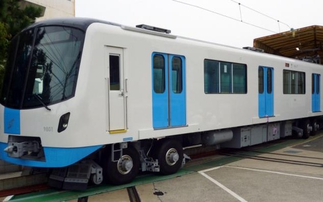 9000形の側面。白をベースに扉部などにスカイブルーを入れた。スカイブルーは東豊線のラインカラー。