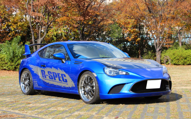 データシステム製「スバル BRZ 専用フロントバンパースポイラー」と「テールエンドスポイラー」を装着した、スバル BRZ